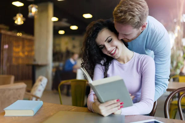 Feliz joven pareja tener divertido — Foto de Stock