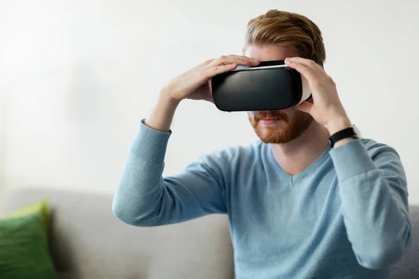 Uomo indossando cuffie realtà virtuale — Foto Stock