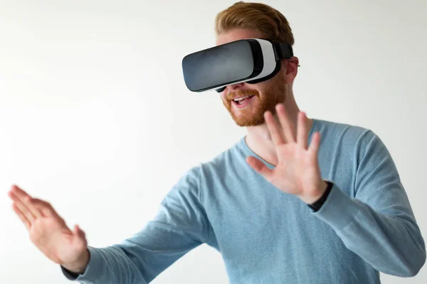 Uomo indossando cuffie realtà virtuale — Foto Stock