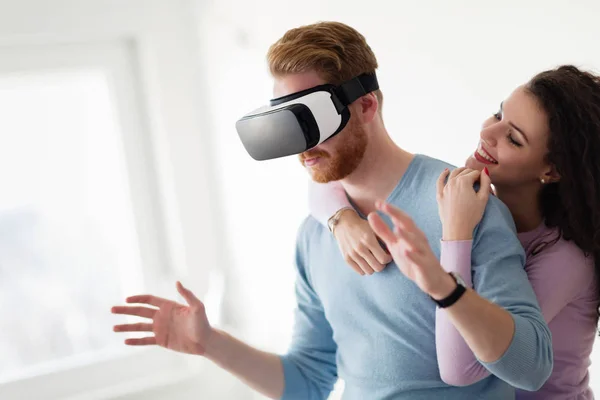 Paar probiert Virtual Reality Headset aus — Stockfoto