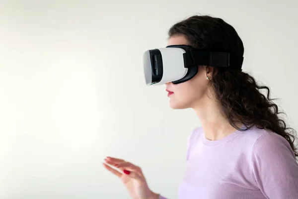 Frau probiert Virtual Reality Brille aus — Stockfoto