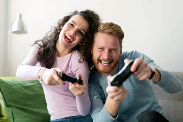 Happy  couple playing video games — Stock Photo, Image