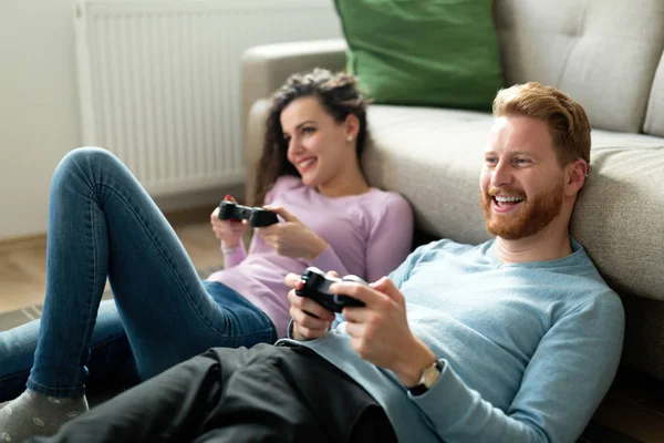 Couple heureux jouer à des jeux vidéo — Photo