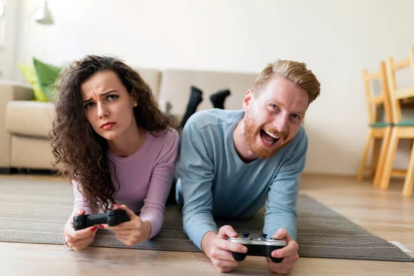 video oyunları oynarken mutlu çift 