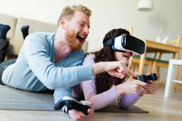 video oyunları oynarken mutlu çift 