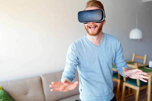 Uomo indossando cuffie realtà virtuale — Foto Stock