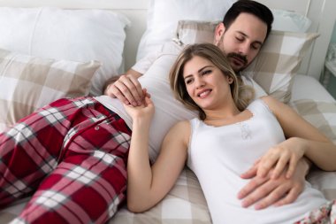 mutlu çift romantik vakit geçiriyor