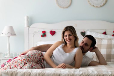 mutlu çift romantik vakit geçiriyor