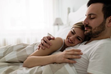 Çift yatakta romantik vakit geçiriyor