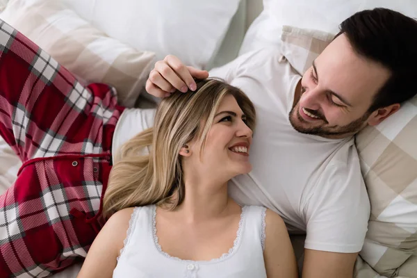 Feliz pareja teniendo tiempo romántico —  Fotos de Stock