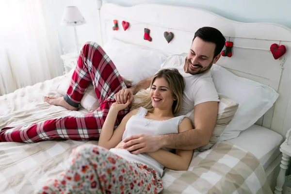 Feliz pareja teniendo tiempo romántico —  Fotos de Stock