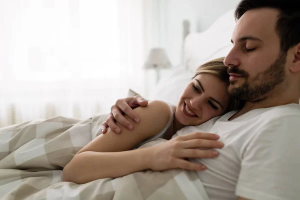 Paar mit romantischer Zeit im Bett — Stockfoto