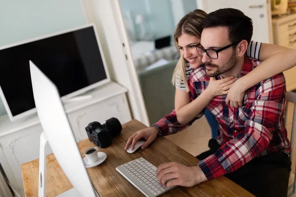 Genç tasarımcılar birlikte çalışma