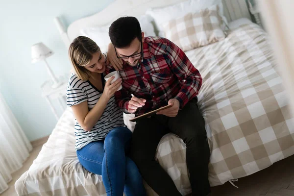 Pareja usando tableta digital — Foto de Stock