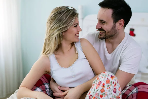 Casal ter tempo romântico na cama — Fotografia de Stock