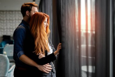 Yine de pencere bakarak Romantik Çift 