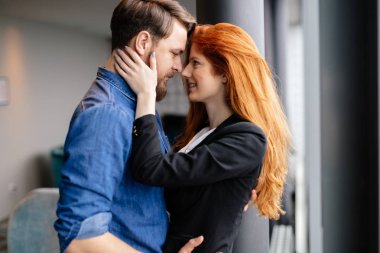 Romantik Çift duygu ve mutluluk paylaşımı