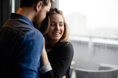 Gerçekten mutlu çifte sarılma