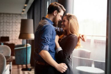 Sarılma mutlu tutkulu Çift