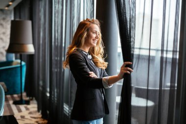 Pencereden bakarken göz alıcı kadın