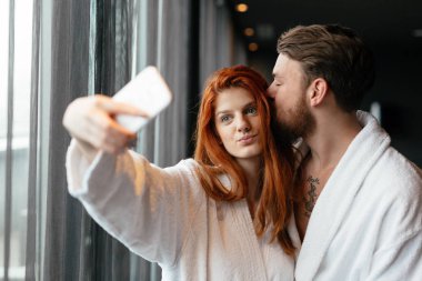 Birbirine aşık çiftler hafta sonunun tadını çıkarıyor.