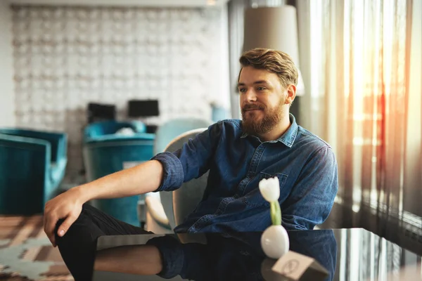 Man waiting for date to arrive — Stock Photo, Image