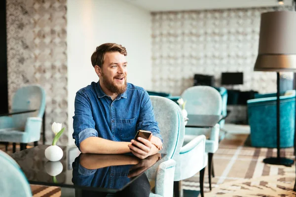 Telefonunuzun ve restoranda yakışıklı adam