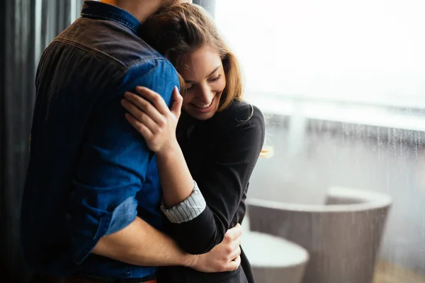 Echt gelukkig paar knuffelen — Stockfoto