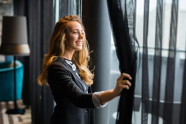  Güzel iş kadını pencereden bakıyor