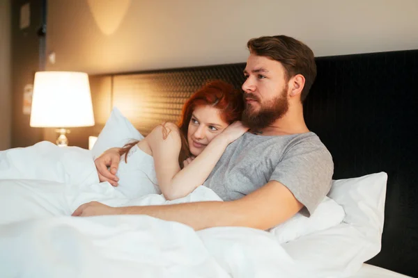 Пара в постели быть романтичной — стоковое фото