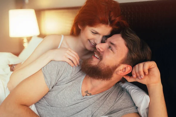 Çift yatakta duygular gösterilen