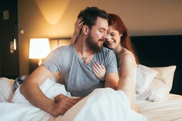 Passionerad vackra par i sovrum — Stockfoto