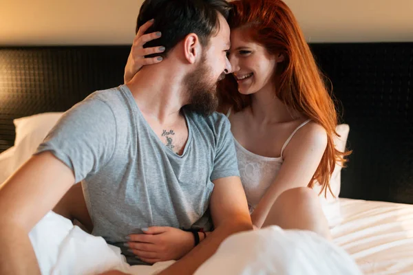 Sinnliche süße junge Paar im Bett — Stockfoto