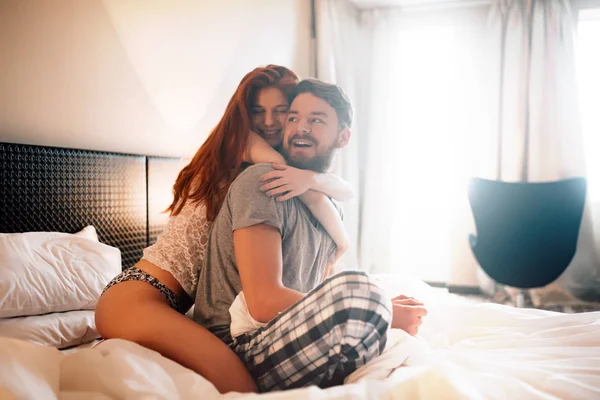 Pareja en la cama mostrando emociones —  Fotos de Stock