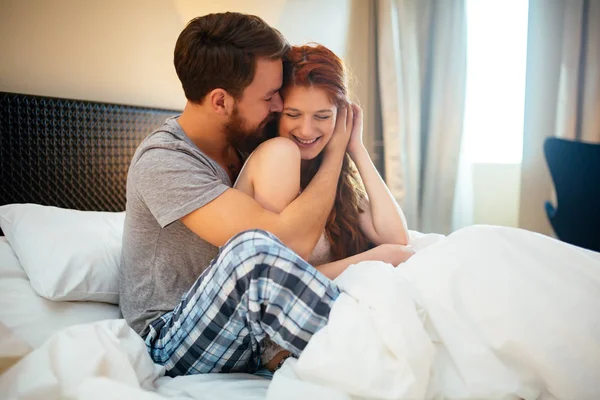 Casal na cama mostrando emoções — Fotografia de Stock