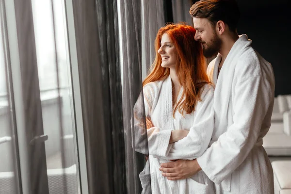 Casal desfrutando bem-estar fim de semana — Fotografia de Stock