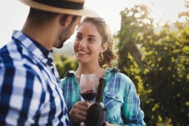 Üzüm hasat önce mutlu çift