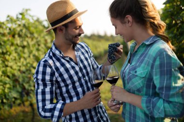 Örnekleme ve şarapları tatma insanlar