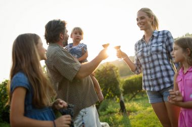 Winemaker ailenin bir arada bağ içinde