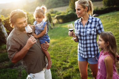 Winemaker ailenin bir arada bağ içinde