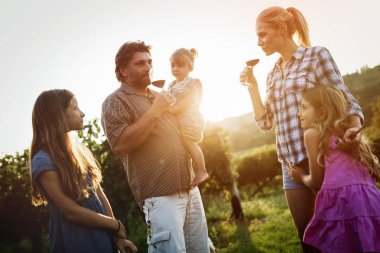 Winemaker ailenin bir arada bağ içinde