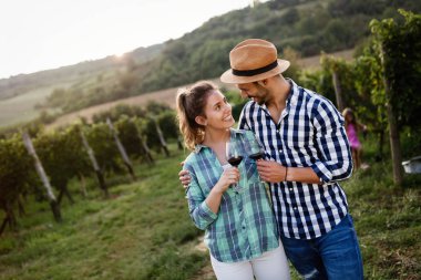 Winemaker mahzeninde çalışma çift