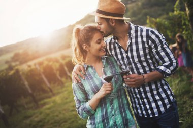 Winemaker mahzeninde çalışma çift