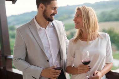 Örnekleme ve şarapları tatma insanlar 