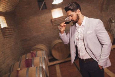 Oenologist tatma şarap mahzende