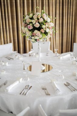 Güzel düğün tablolar ve gül