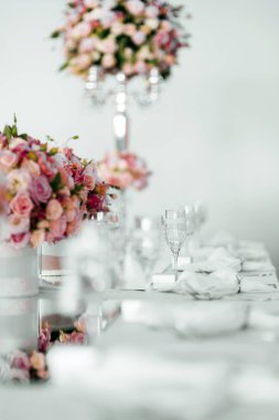 Güzel düğün tablolar ve gül