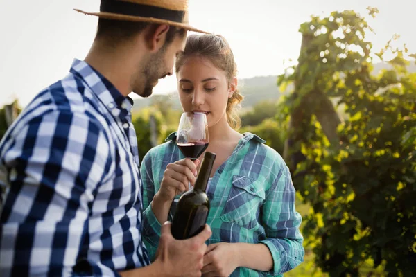 Couple in vineyard before harvesting — Stock Photo, Image