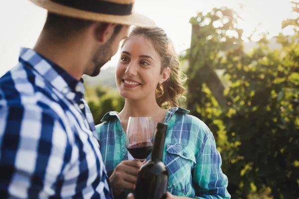 Feliz pareja en el viñedo antes de la cosecha — Foto de Stock