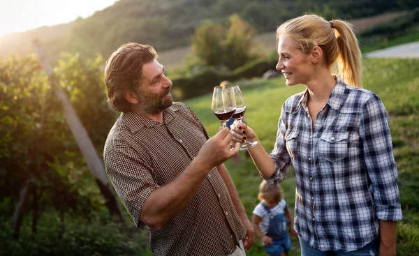 Mensen proeven wijn in de wijngaard — Stockfoto